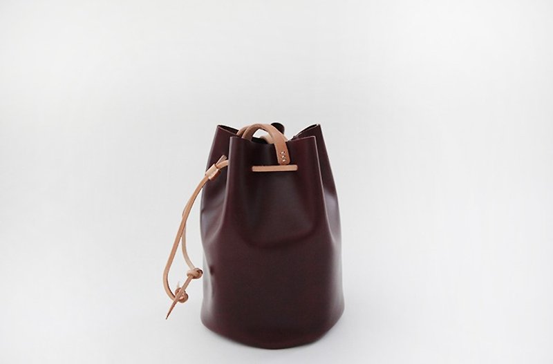 joydivision vintage first layer of vegetable tanned leather hand bag leather bucket bag burgundy - กระเป๋าแมสเซนเจอร์ - หนังแท้ สีแดง