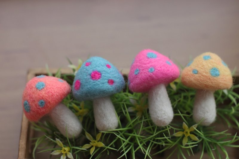Fluorescent mushroom pendant - Charms - Wool 