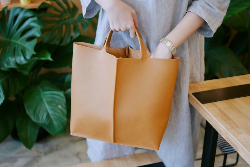 Signature tote bag - Tan - Handbags & Totes - Acrylic Brown