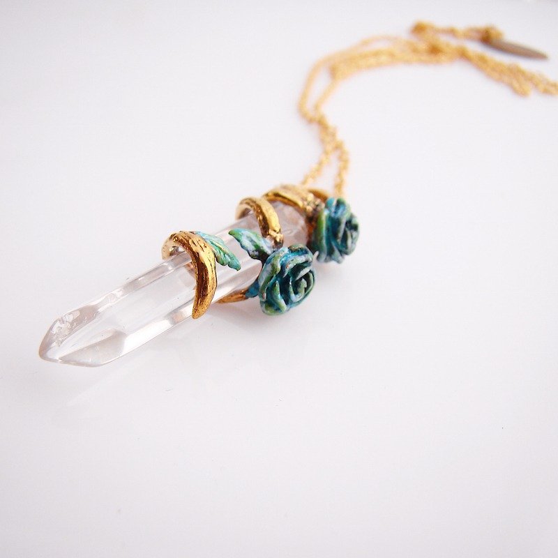 Patina roses pendant with clear quartz stone and oxidized antique color - สร้อยคอ - โลหะ 