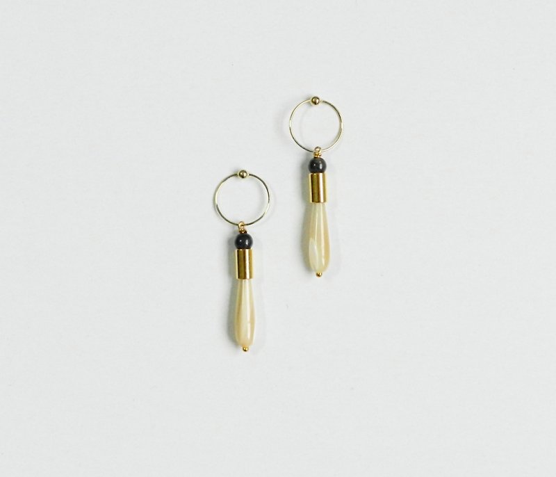 the st. kyanite and cream long shell earrings - ต่างหู - โลหะ สีทอง