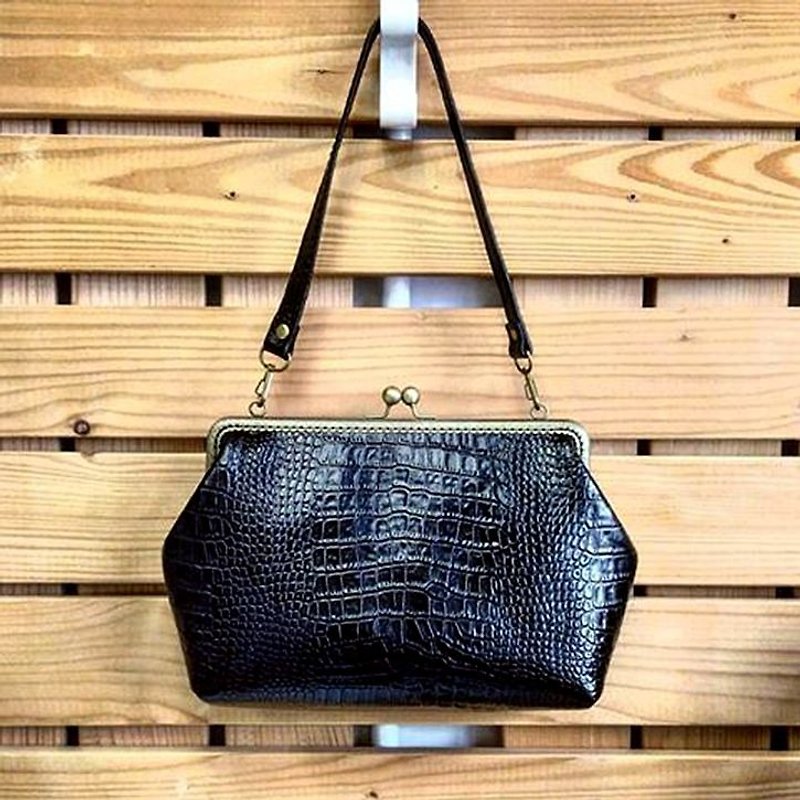 【MY。手作】Leather frame clutch purse / bridesmaid gift bridesmaid clutch / kiss lock bag / everyday bag for iPad mini - อื่นๆ - หนังแท้ สีดำ