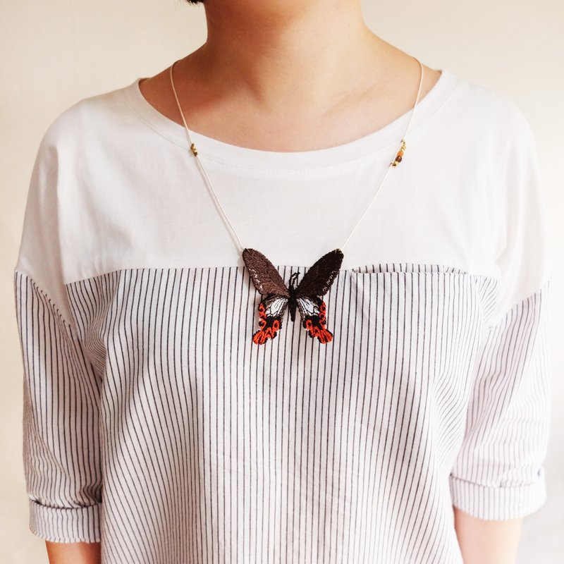 刺繡 蝴蝶 天然石蝴蝶項鍊 / 寬尾鳳蝶 Broad-tailed Swallowtail - 項鍊 - 繡線 紅色