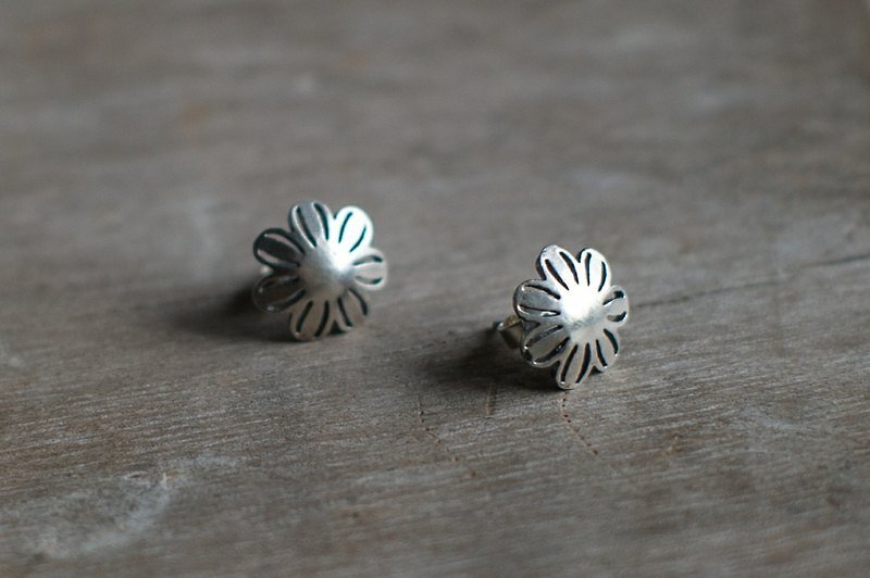 Keshi poppy petals pierced earrings 925 sterling silver hand-made one - ต่างหู - โลหะ 
