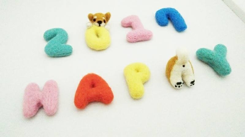 Custom Wool Felt English Letter Brooch / Pin (No Animal Decor) Made in Taiwan Handmade - เข็มกลัด - ขนแกะ หลากหลายสี