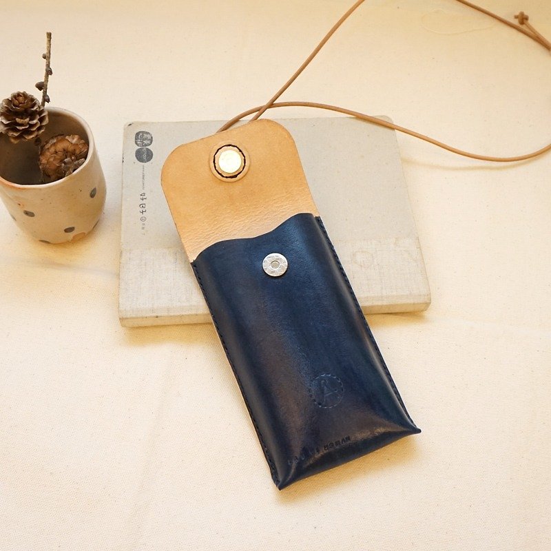 Hand-dyed leather neck hanging cell phone pocket a money clip - เคส/ซองมือถือ - หนังแท้ สีน้ำเงิน