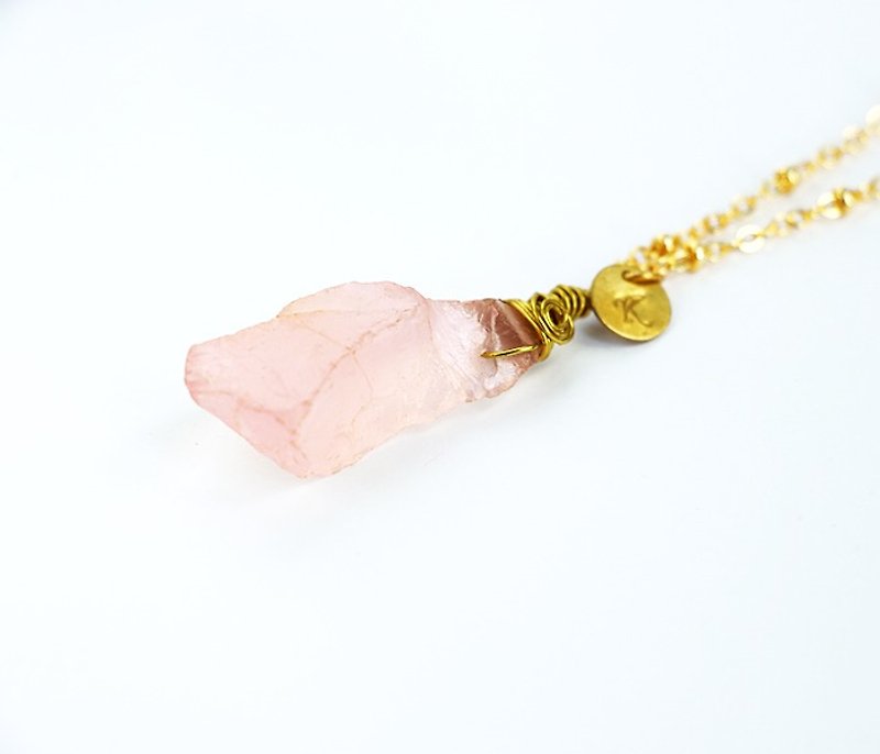 Rose quartz pendant free hand to knock letter plated 16K gold necklace of rough natural stone Hands minimalist geometry Personalized Valentine's Day gift. Birthday. Day - สร้อยคอ - เครื่องเพชรพลอย สึชมพู