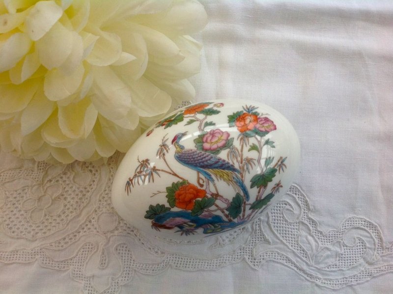 Anne ♥ ~ ~ ♥ vintage retro crazy antiquities antique Wedgwood bone china England nine birds off the egg-shaped bone jewelry boxes, jewelry box ~ New Year gifts - Other - Other Materials White