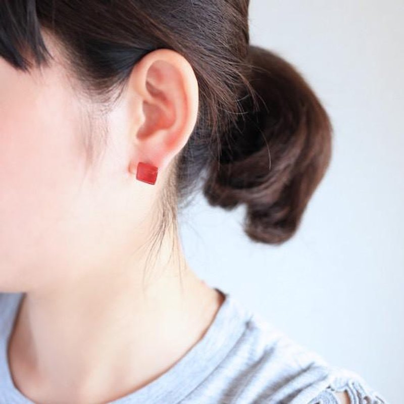 單顆耳針耳環 tino 'SS'［紅色］ - 耳環/耳夾 - 玻璃 紅色