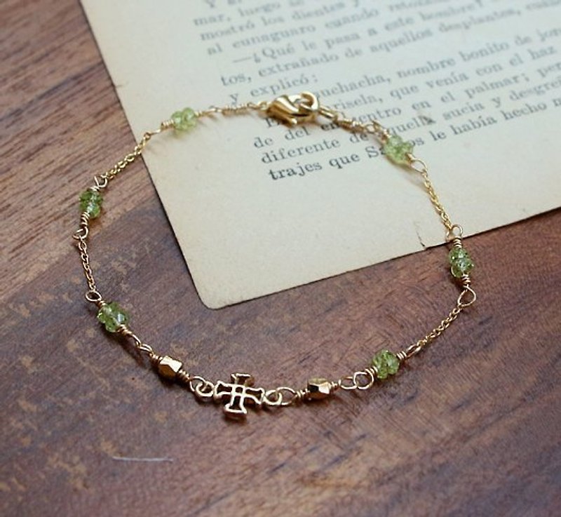 < Le loisir > to her - Laurel goddess Peridot Cross bracelet - สร้อยข้อมือ - เครื่องเพชรพลอย สีเขียว