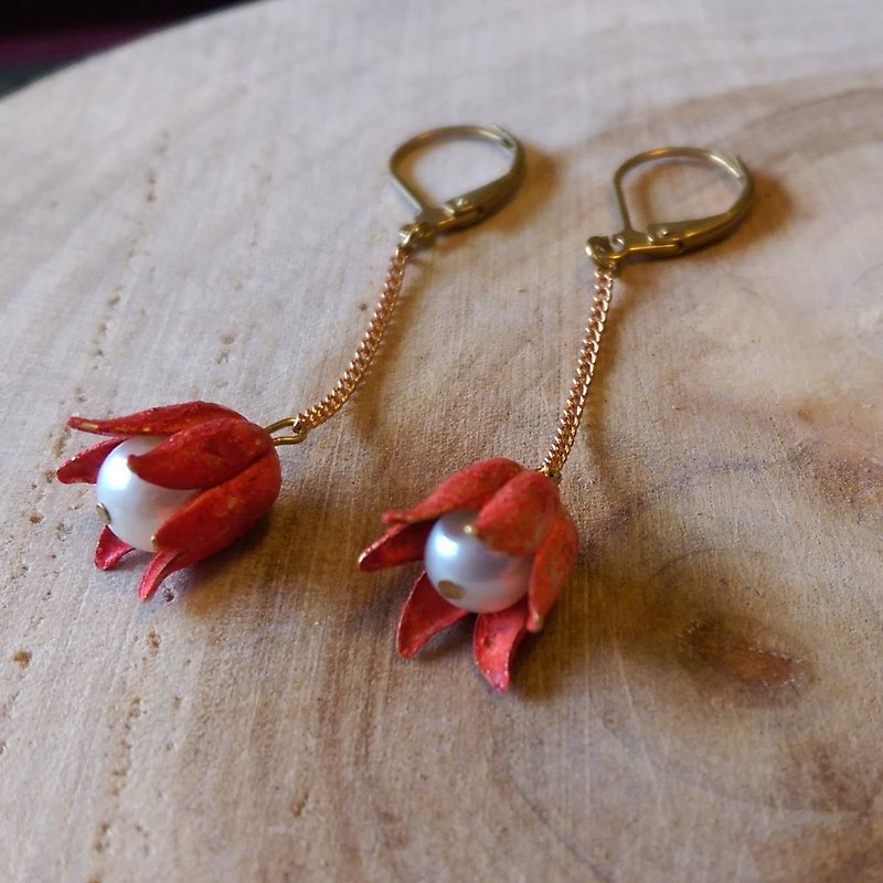 Antique petals Freshwater Pearl Dangle Earrings - ต่างหู - เครื่องเพชรพลอย สึชมพู