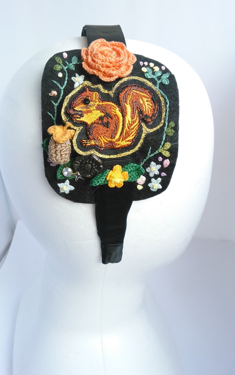 Rose squirrel hair embroidery hoop - Hair Accessories - Thread Black