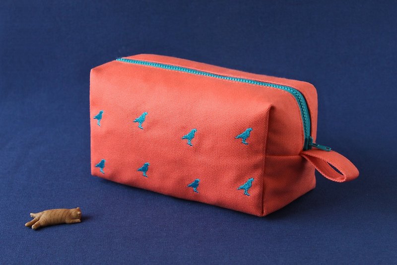 Thorn Xiu zipper cosmetic bag - กระเป๋าเครื่องสำอาง - งานปัก 