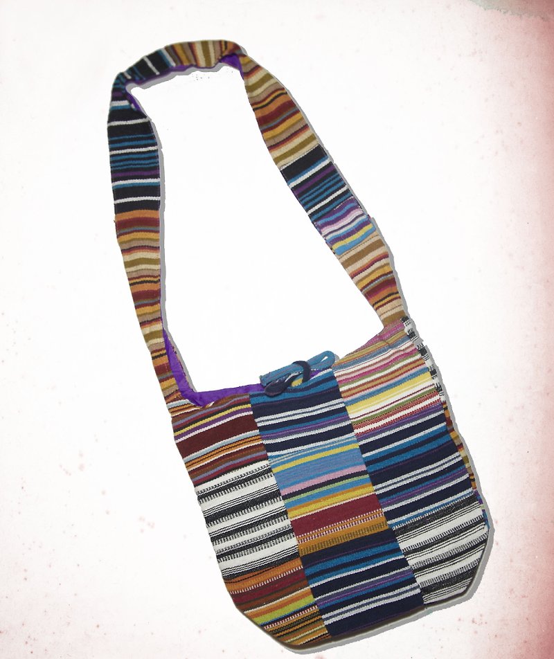 新手感民族風斜背包-嬉皮拼貼風格（僅存一件喔！） - Messenger Bags & Sling Bags - Cotton & Hemp Multicolor