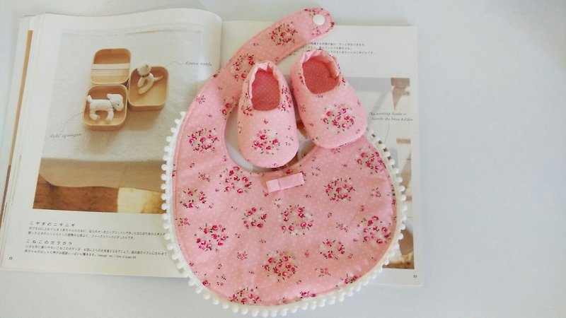 粉色碎花彌月禮物 嬰兒鞋+圍兜 - 嬰兒鞋/學步鞋 - 其他材質 粉紅色