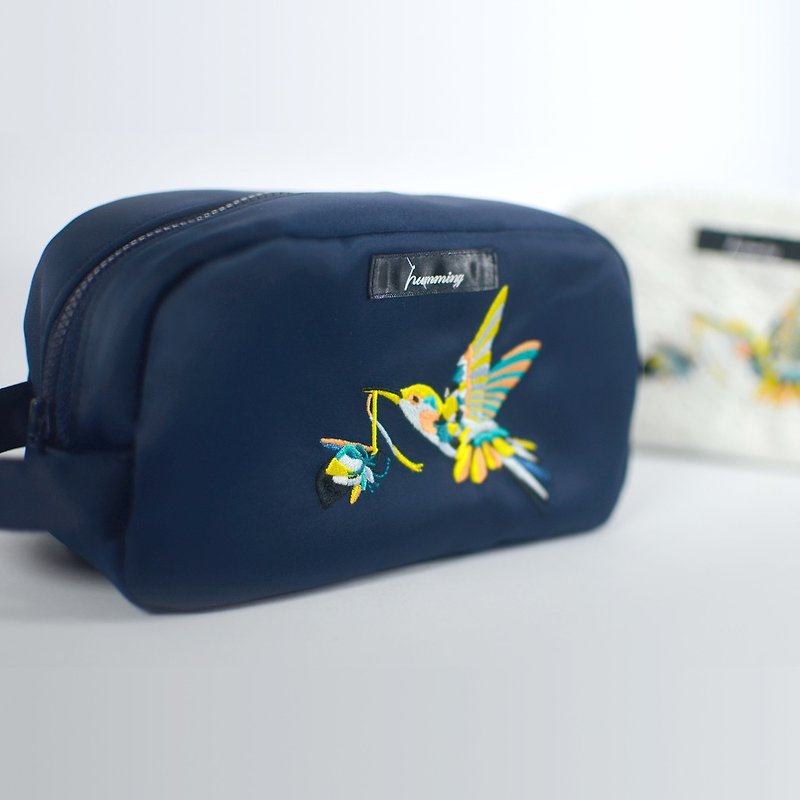 ダークブルーのサテン -  humming-セレモニーの花ハチドリは、化粧品袋<刺繍トーストパッケージ>刺繍します - ポーチ - その他の素材 ブルー