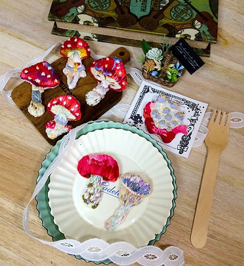 20% off! Now taken embroidery mushroom pins (two) Forest Woman Getting a single product line - Brooches - Thread Multicolor