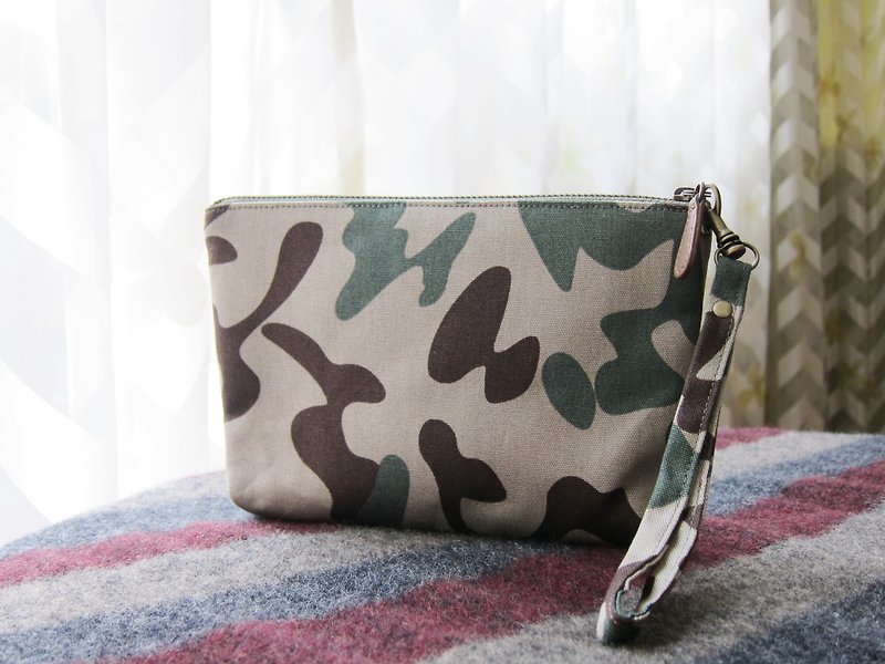 Camouflage universal zipper bag (with wrist strap) - กระเป๋าเครื่องสำอาง - วัสดุอื่นๆ สีเขียว