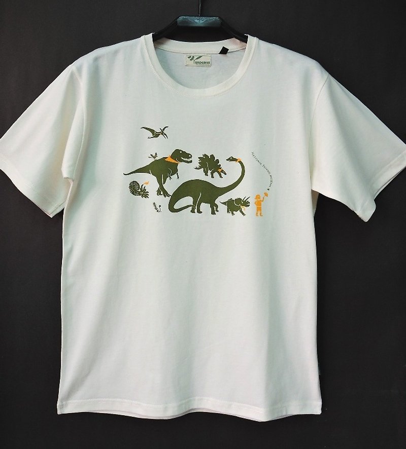 【Ye】グリーン×台湾博物館 ニュートラルなオーガニックコットンバージョンの恐竜T - Tシャツ メンズ - コットン・麻 カーキ