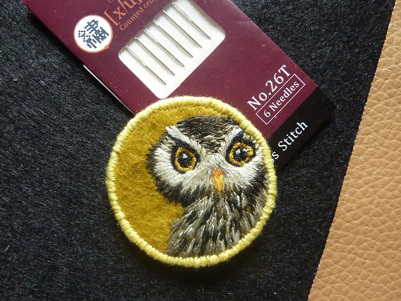 [Hand-embroidered owl] limited manual / gift / Brooch - Brooches - Thread Khaki