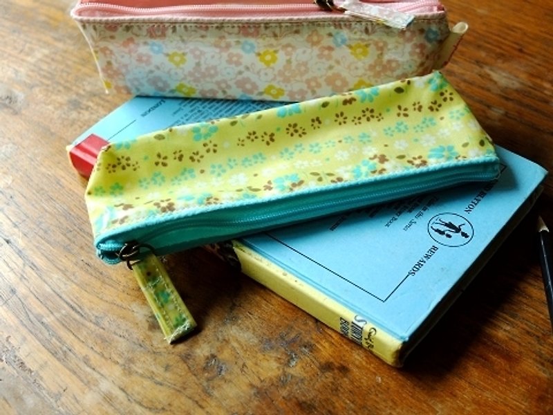 甜蜜小花園 防水油布筆袋  淡黃小花 - 筆盒/筆袋 - 棉．麻 黃色