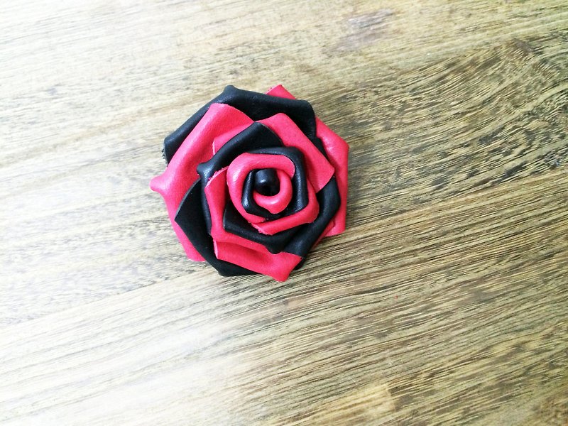 ブラック革ラペル花にレッドバラ【花】【ブローチ】 - ブローチ - 革 レッド