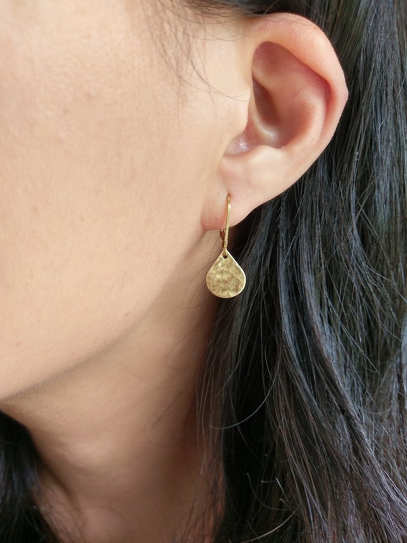 Hammered Raw Brass Drop Earrings - ต่างหู - ทองแดงทองเหลือง สีทอง
