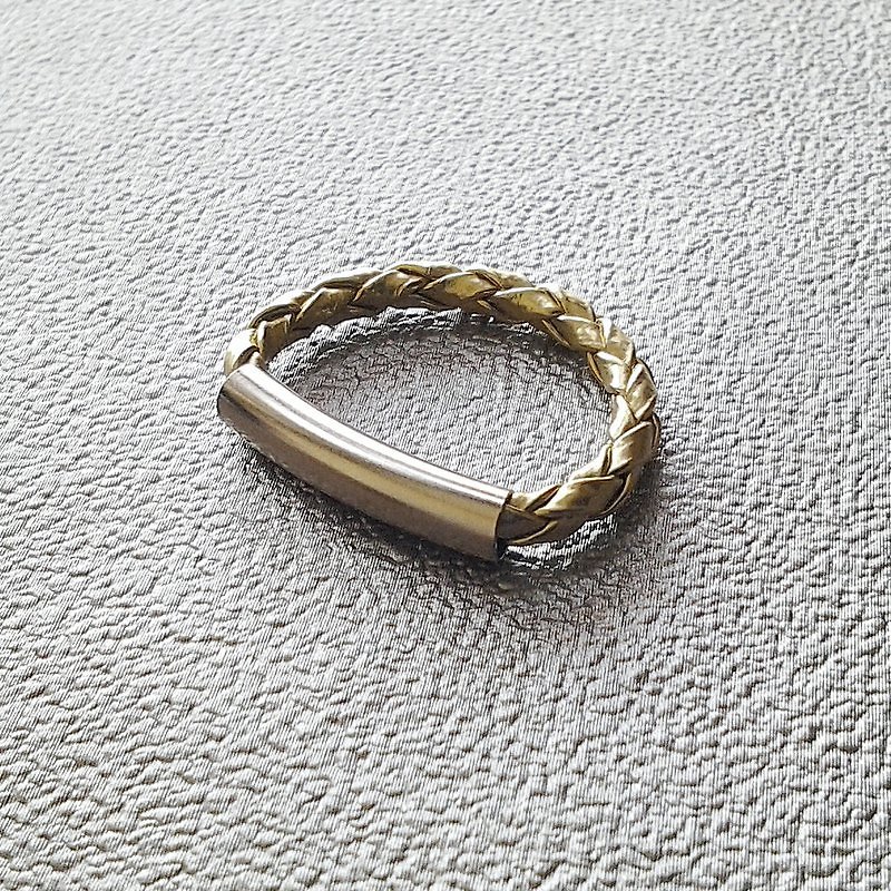 EarringFanatic metal bend gold ring identified sub-skin neutral - แหวนทั่วไป - หนังแท้ สีทอง