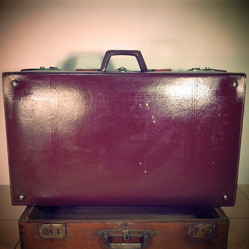 [Bones] early burgundy wandering old suitcase Retro suitcase decorated with antique furnishings VINTAGE stall suitcase - อื่นๆ - หนังแท้ สีนำ้ตาล