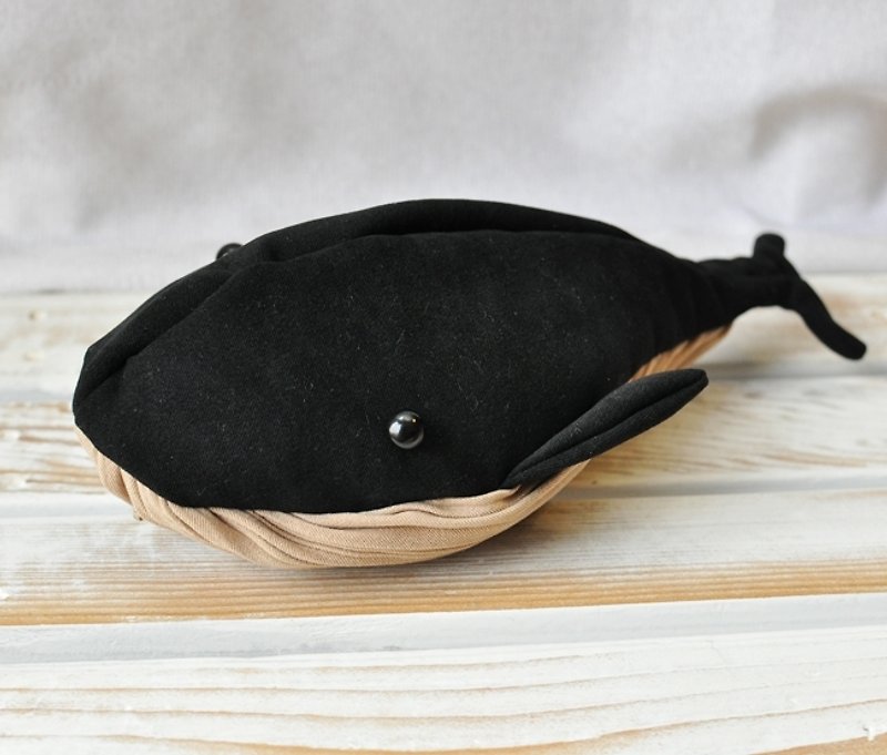 【日本ANDO】京都絞織 動物造型收納包/筆袋/化妝包(黑鯨) - กล่องดินสอ/ถุงดินสอ - วัสดุอื่นๆ สีดำ