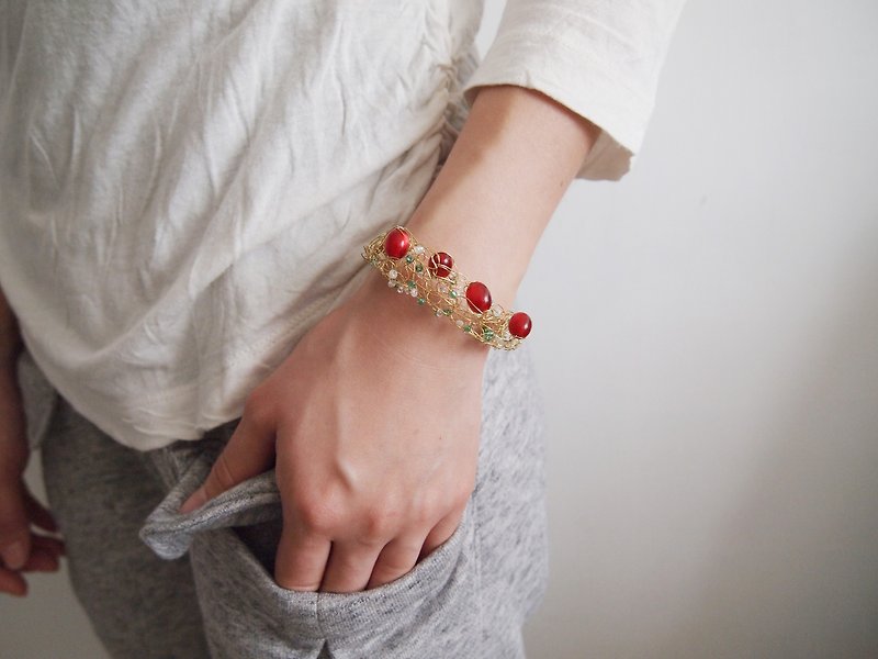 B015 noble and romantic hand-woven Bronze wire yellow roses with red acrylic bead bracelet ● Made in Hong Kong - สร้อยข้อมือ - วัสดุอื่นๆ สีเหลือง