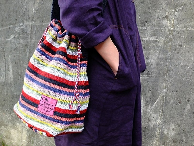 < Taiwan's exclusive hand-woven > Nepal RHN Medium bucket bag (purplish red color pattern + blue-black backpack) - กระเป๋าแมสเซนเจอร์ - วัสดุอื่นๆ หลากหลายสี