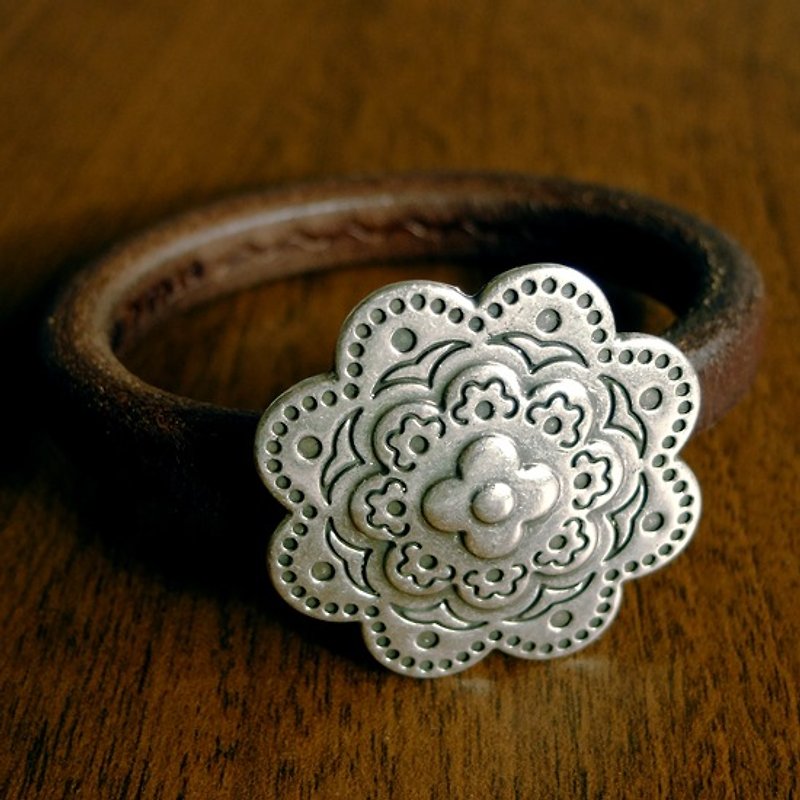Flowers leather bracelet (dark brown) - สร้อยข้อมือ - วัสดุอื่นๆ สีนำ้ตาล