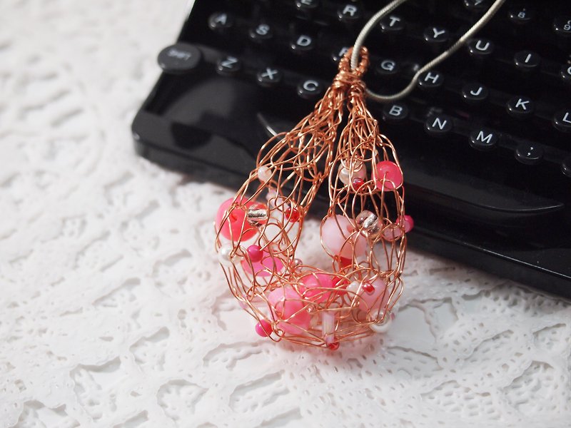 P017 hand-woven Bronze wire rose gold with pink acrylic beads pendant link chain ● Made in Hong Kong - สร้อยคอ - วัสดุอื่นๆ สึชมพู
