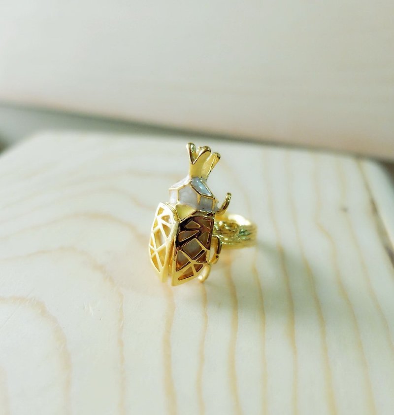 犀牛甲蟲黃銅戒指 - 白色