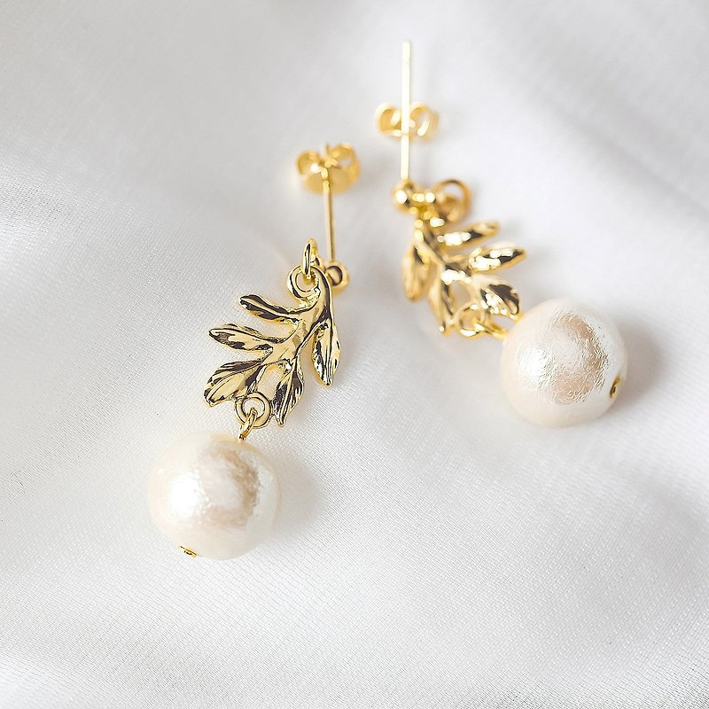 棉珍珠耳環【Botanic棉珍珠穿孔式耳環】 - 耳環/耳夾 - 其他材質 白色