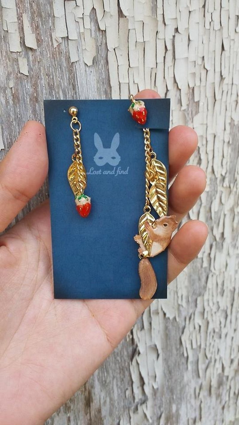 ] [Lost and find squirrels climb trees and strawberry earrings - ต่างหู - โลหะ สีนำ้ตาล
