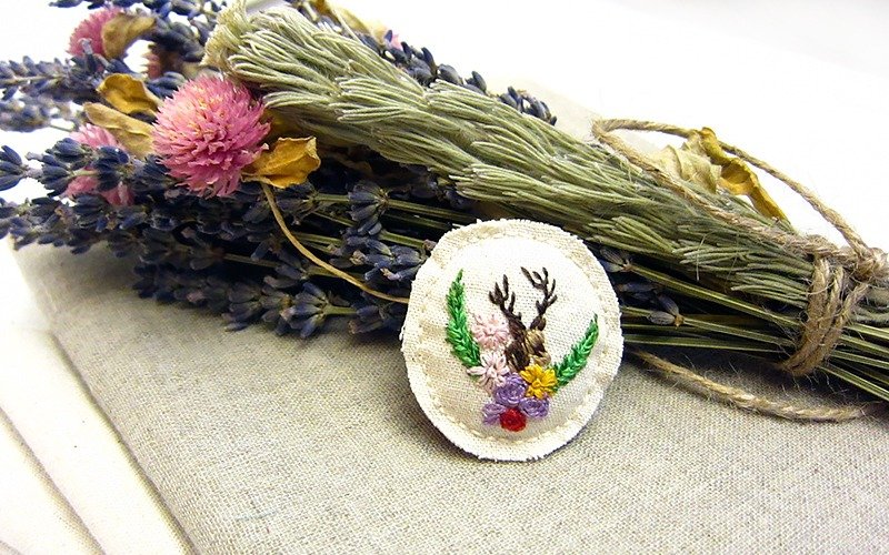 100%PURE 森林系刺繡別針/麋鹿花圈 - 胸針 - 繡線 咖啡色
