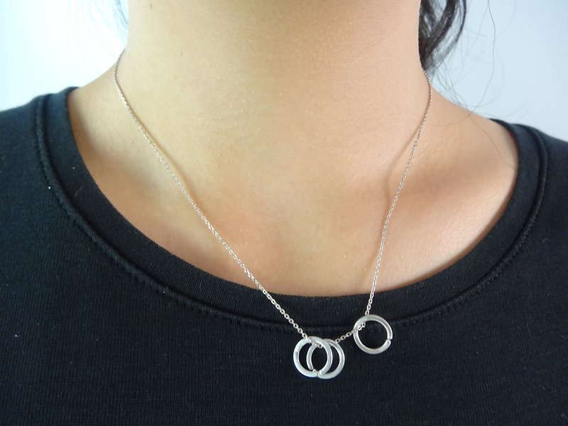 Short chain pendant sterling silver small circle Silver pendant - สร้อยคอ - เงินแท้ สีเงิน