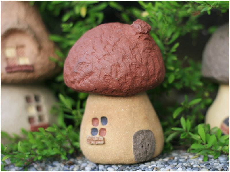 【蘑菇村 Mushroom Village】超質感陶手作蘑菇大屋,不含貓頭鷹 - 花瓶/花器 - 陶 橘色