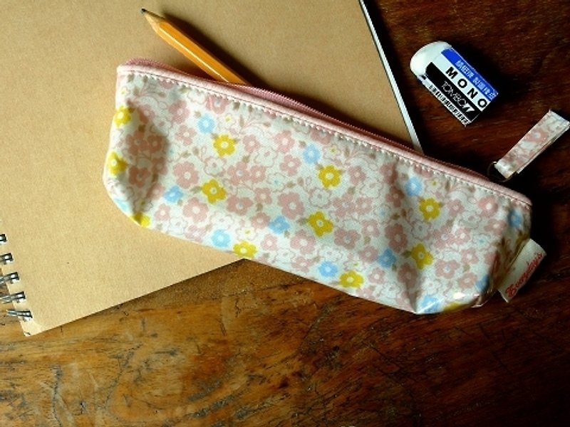 甜蜜小花園 防水油布筆袋  粉紅小花 - 鉛筆盒/筆袋 - 棉．麻 粉紅色