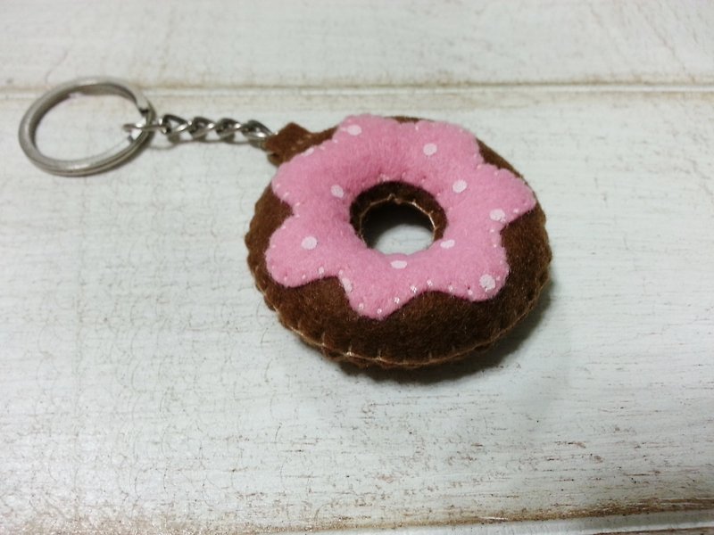 草莓口味甜甜圈吊飾/鑰匙圈(也可製作成別針) - 鑰匙圈/鎖匙扣 - 其他材質 粉紅色
