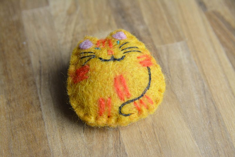 Wool felt brooch _ orange kitty cat _ fair trade - เข็มกลัด - ขนแกะ สีทอง