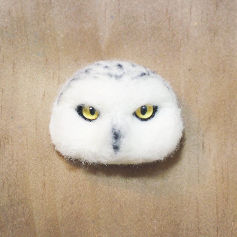 Wool felt owl brooch / sheep blankets Owl brooch pin-fu ku ro u (Snowy Owl) - เข็มกลัด - ขนแกะ ขาว