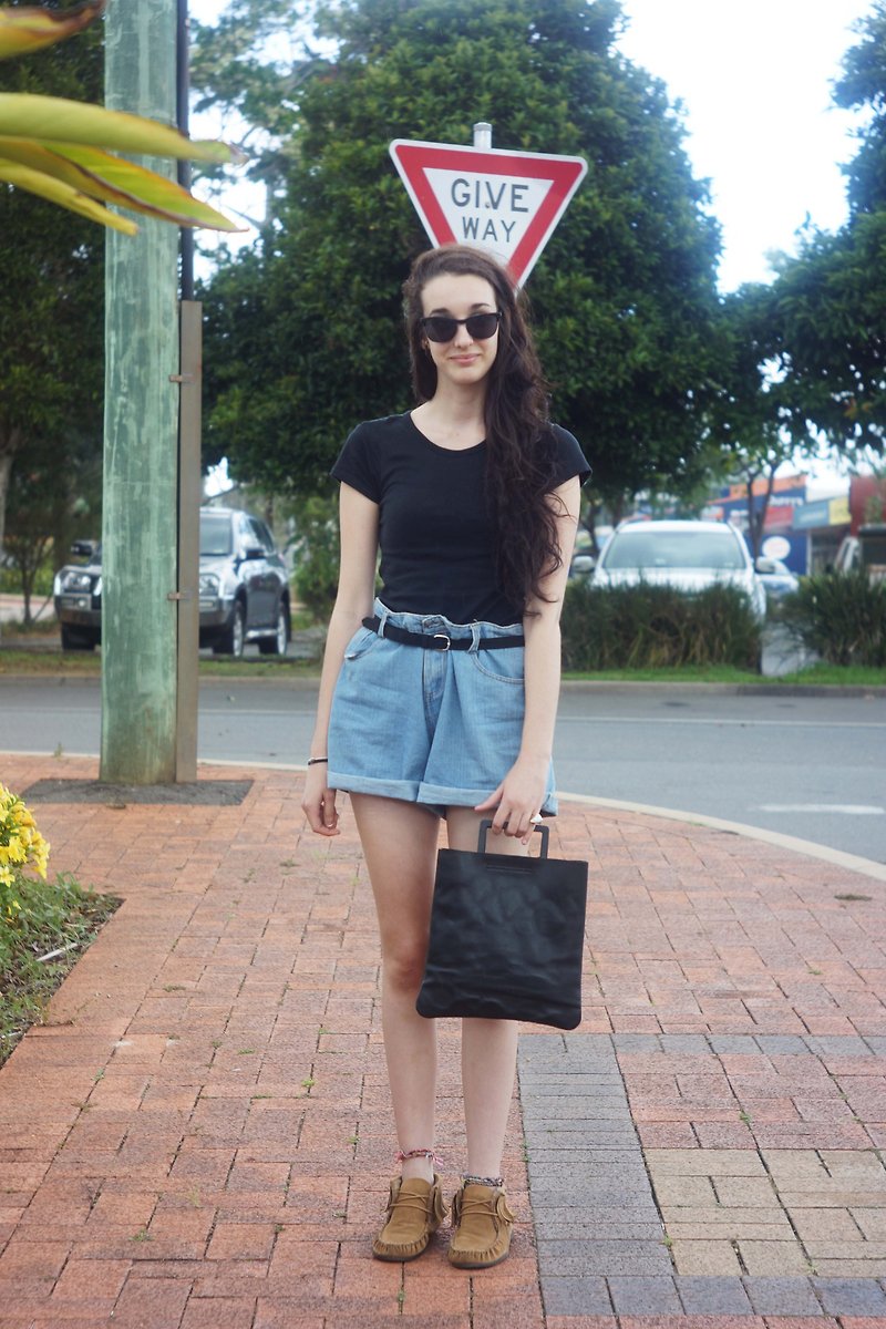 ANYWAY Simple black iron handle leather tote bag with shoulder strap - กระเป๋าถือ - หนังแท้ สีดำ