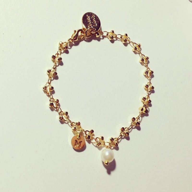 愛古典的珍珠小姐-交錯設計手鍊+一顆迷你字母 - 手鍊/手環 - 其他金屬 