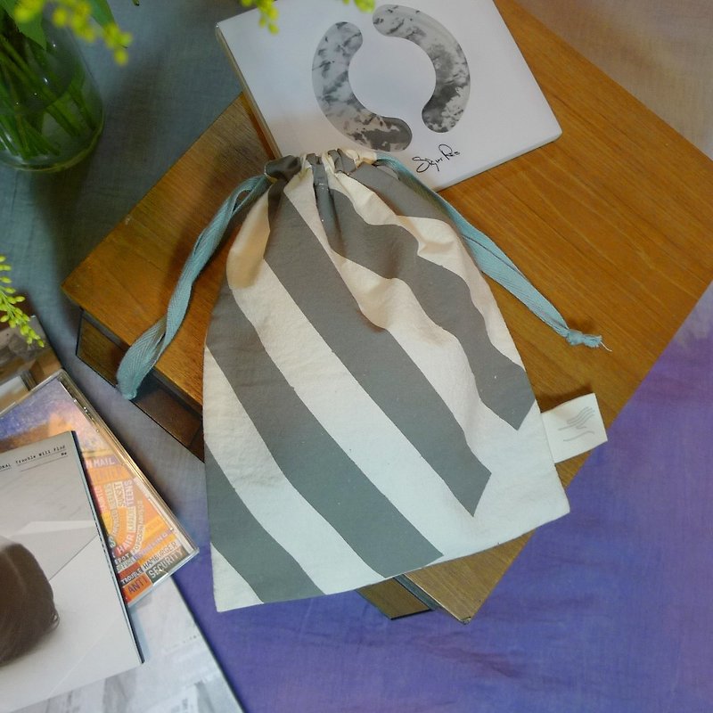 Golden Hoop Bag Handprint Beam Mouth Bag / 6 Zebra Crossing - กระเป๋าเครื่องสำอาง - ผ้าฝ้าย/ผ้าลินิน สีเทา