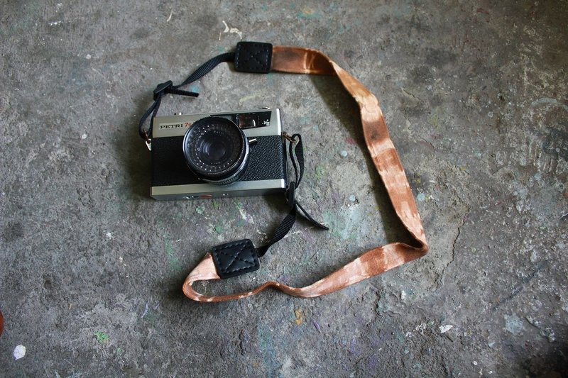 [ZhiZhiRen Manually vegetable dyes camera strap - ที่ใส่บัตรคล้องคอ - ผ้าฝ้าย/ผ้าลินิน สีนำ้ตาล