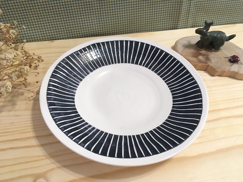 One Line-Handmade Pottery Plate (Black) - จานเล็ก - ดินเผา 