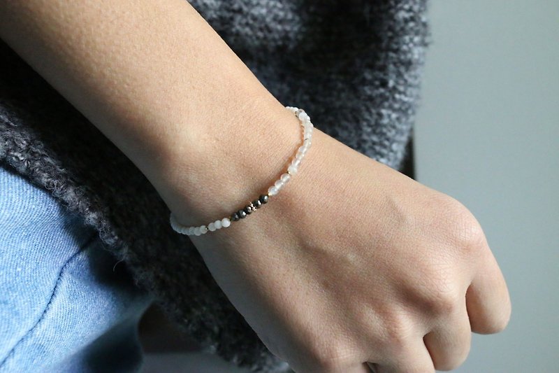 <☞ HAND IN HAND ☜> iron ore - grown Bracelet (0785) - Bracelets - Gemstone White